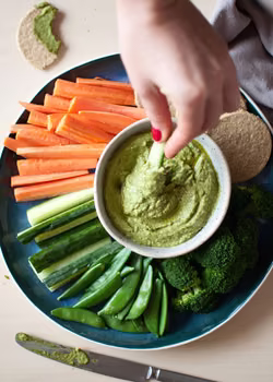 zielony hummus ze szpinakiem, kolendrą i pietruszką