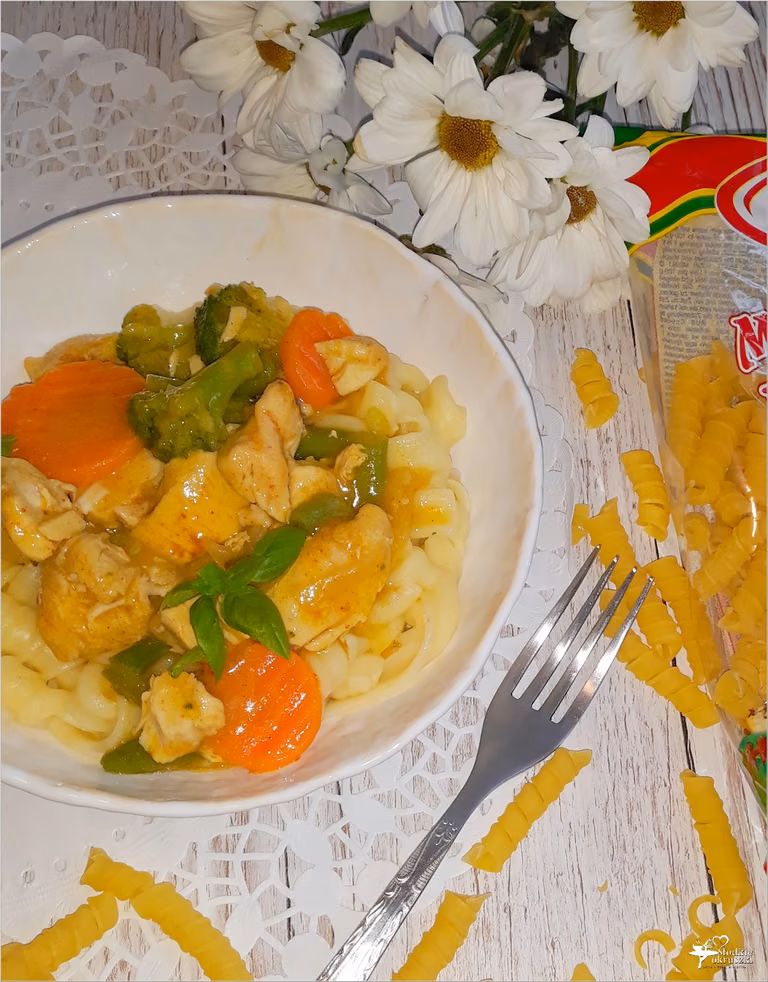 Makaron z mięsno-warzywnym sosem