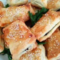 Paszteciki z ciasta francuskiego z serem i pieczarkami