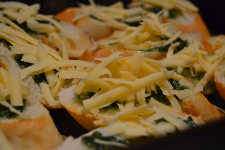 Grzanki z pesto bazyliowym