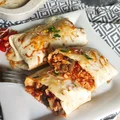 Tortilla zapiekana z mięsem mielonym i pieczarkami