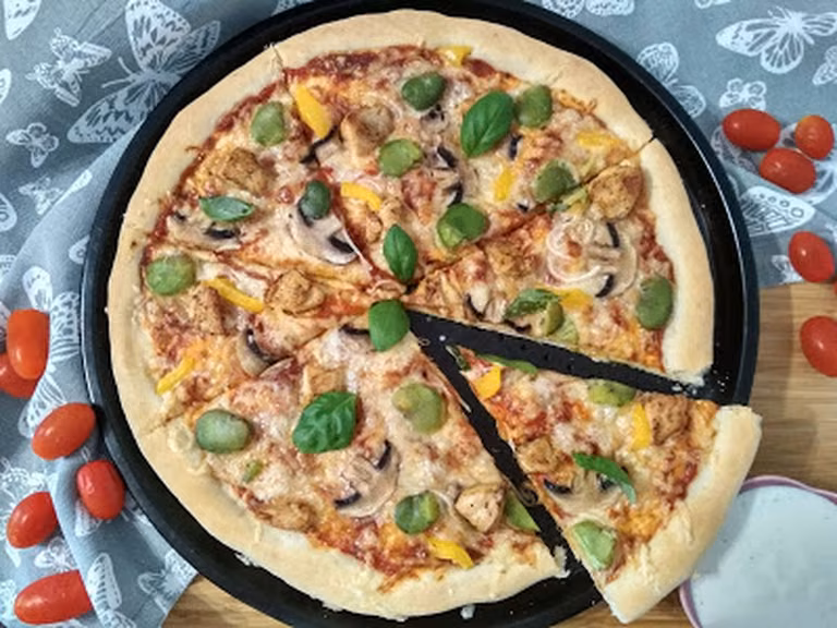 Pizza z bobem i kurczakiem
