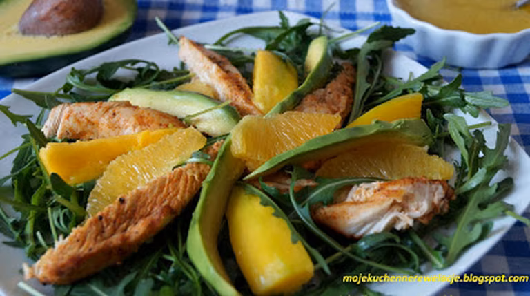 Sałatka z kurczakiem, mango, awokado i pomarańczą