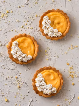 Tartaletki z lemon curd i bezą włoską
