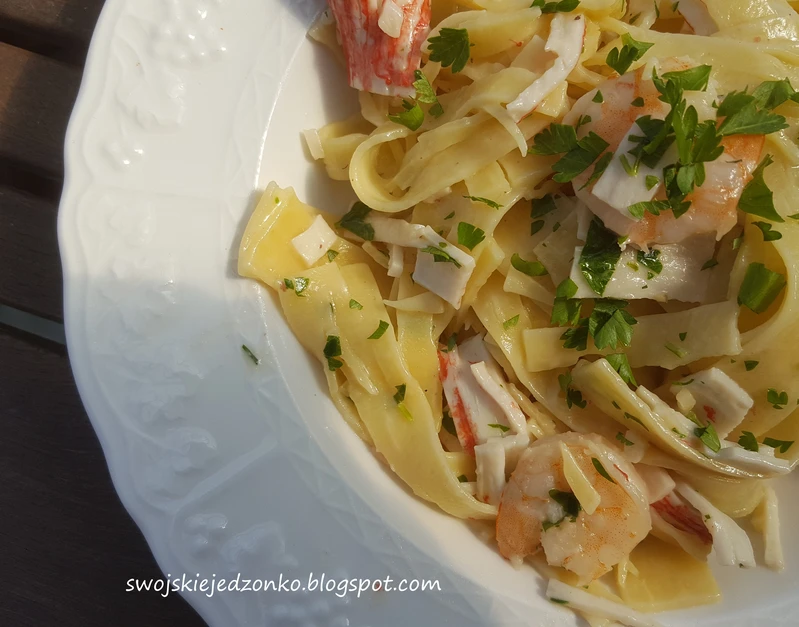 MAKARON Z KREWETKAMI I PALUSZKAMI SURIMI