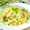 Tagliatelle z boczkiem i groszkiem w sosie śmietanowym