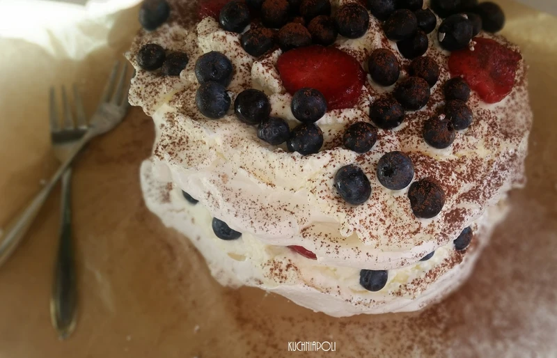 Bezowy torcik z kremem mascarpone i owocami