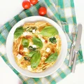 Omlet ze świeżym szpinakiem i serem feta
