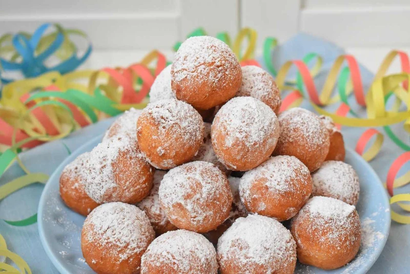 Włoskie mini pączki z serkiem ricotta "Castagnole"