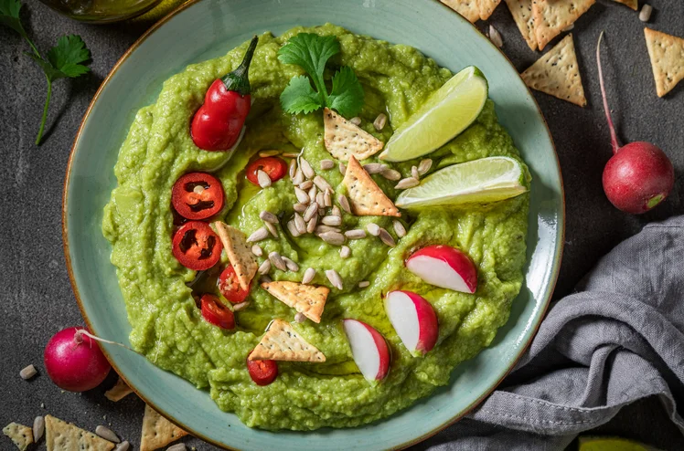 Zdjęcie Zmiksuj i gotowe! Pikantne guacamole z chrupiącymi dodatkami – zdrowa i pyszna przekąska! #1
