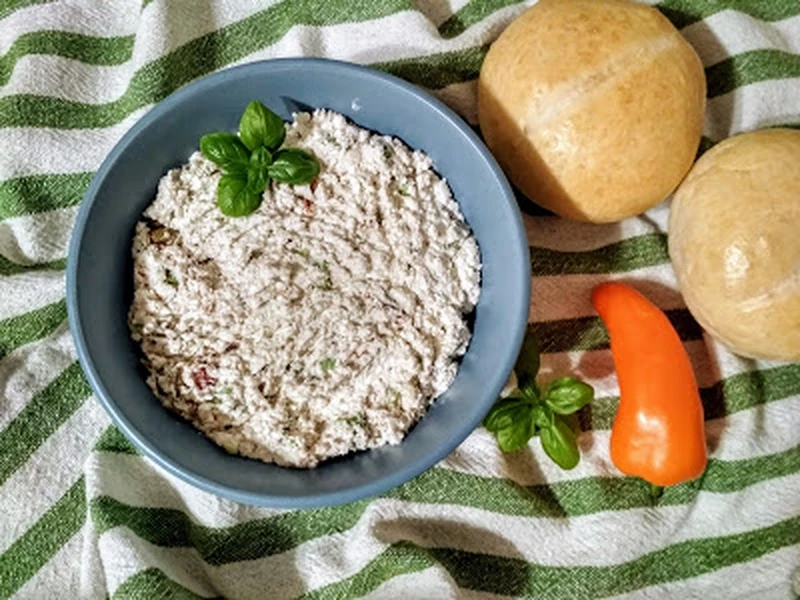 Pasta twarogowa z kaparami i suszonymi pomidorami