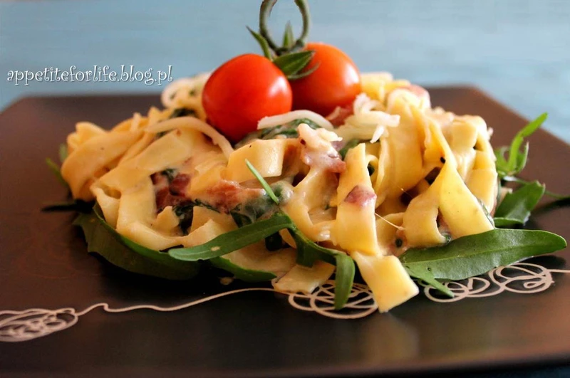 Makaron z rukolą, szynką parmeńską i pomidorkami koktajlowymi