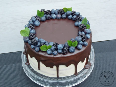 Tort jeżynowy w stylu Drip Cake
