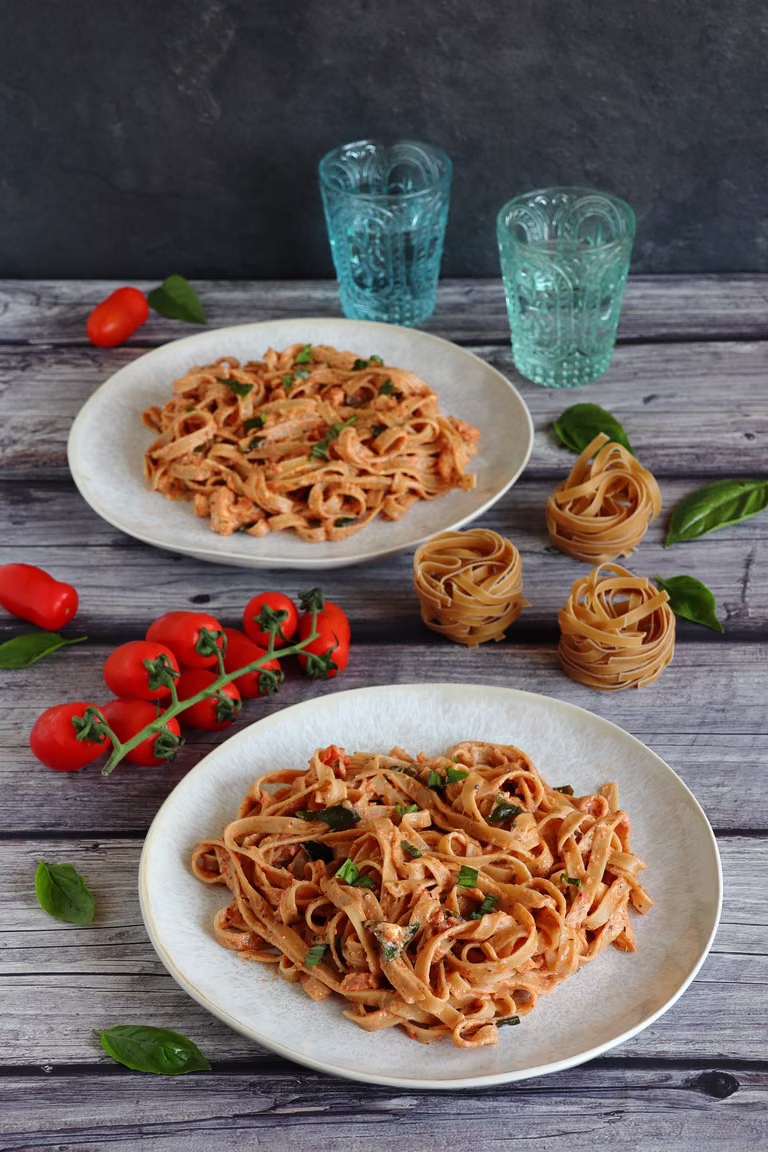 Makaron tagliatelle z kurczakiem, pomidorami, bazylią i pieczonym serem feta