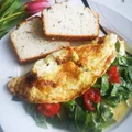 Omlet ze szpinakiem i pomidorkami