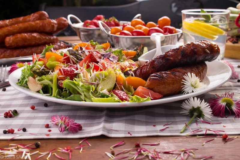 Sałatka z rabarbarem i truskawkami na spotkanie przy grillu