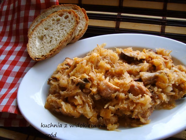 Bigos tradycyjny-polski z kapusty kiszonej i białej.