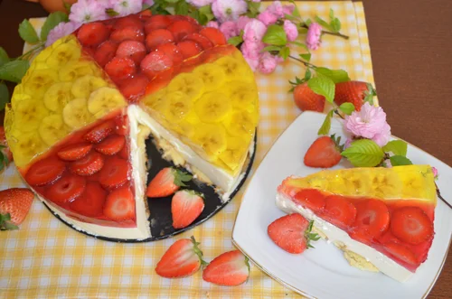 Sernik na zimno z truskawkami i bananami