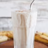 Słodki i kremowy milkshake bananowy