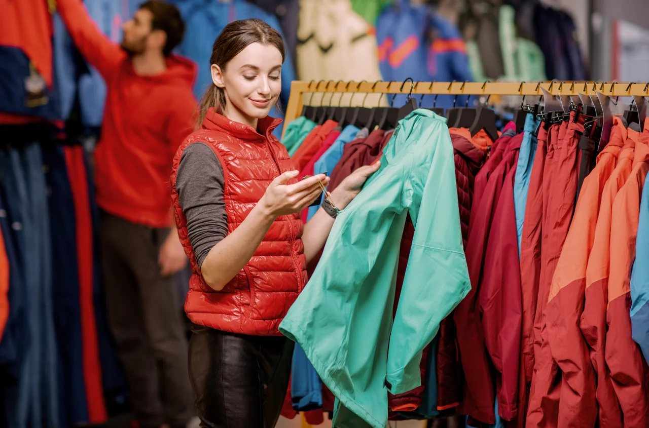 Zanim kupisz kurtkę na narty – sprawdź, co oznacza „membrana 10 000” i dlaczego to klucz do ciepła