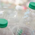 Plastikowa rewolucja w Europie: Nie tylko zakrętki! Te produkty znikną z z hoteli i restauracji od 1 lipca 2024