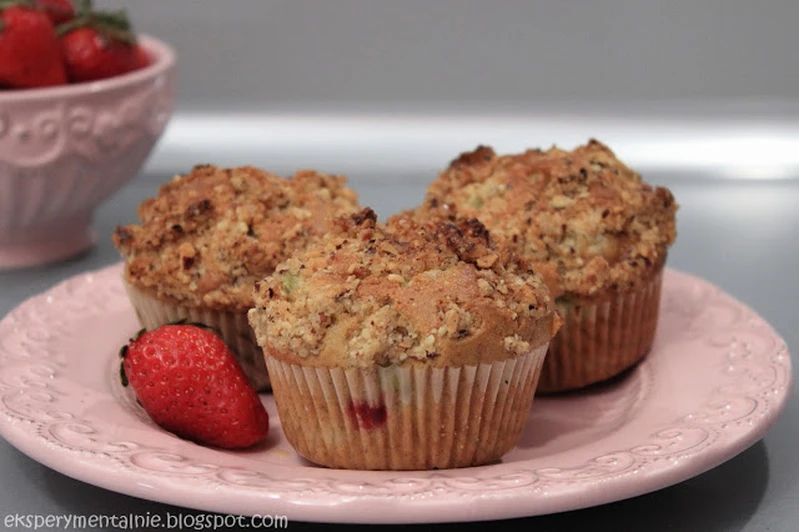Muffinki z rabarbarem i truskawkami