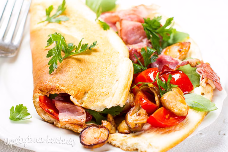 lekki omlet z prawdziwkami