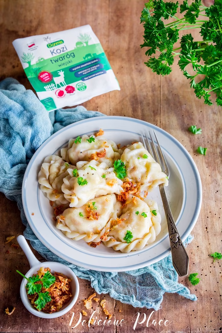 Pierogi z kozim serem i prażoną cebulką