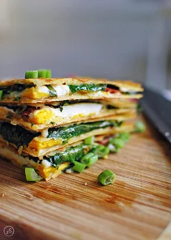 quesadillas z jajkiem i szpinakiem