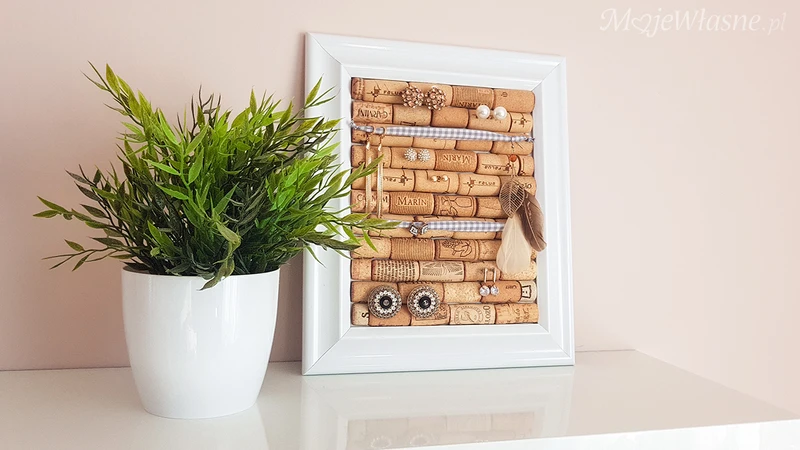 Co zrobić z korków po winie? Ramka DIY na biżuterię
