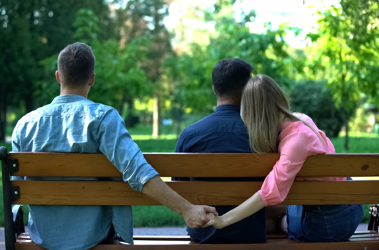Trzymanie się za ręce może być zdradą? Tak to widzą polskie sądy