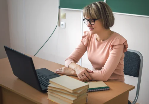 ZUS może wypłacać nawet 4 tys. złotych miesięcznie dodatkowo przed emeryturą! Po 56. roku życia warto złożyć ten wniosek