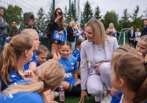 Oficjalny debiut Marty Nawrockiej. Pierwsza Dama RP wsparła piłkę nożną kobiet!