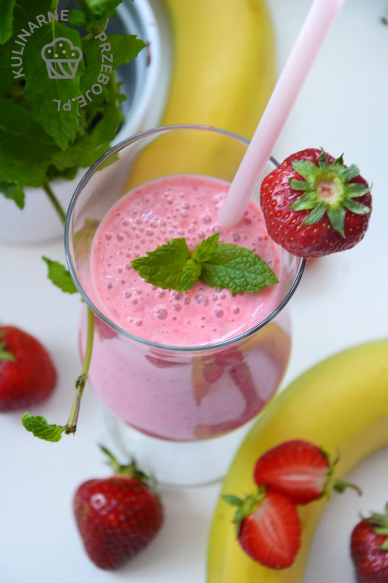 Przepyszny koktajl z truskawek i banana <3  Kto się skusi? :)  1 porcja to ok. 159 kcal :)