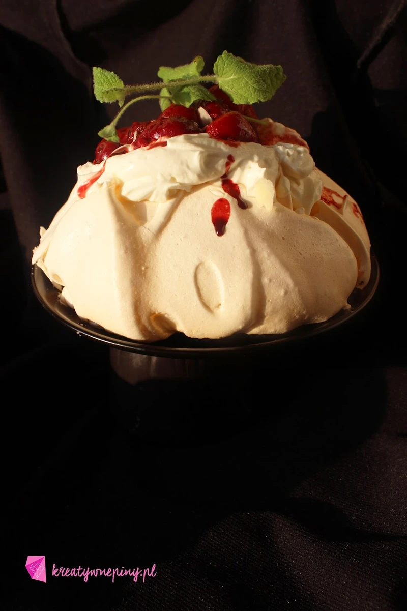Pavlova z wiśniami