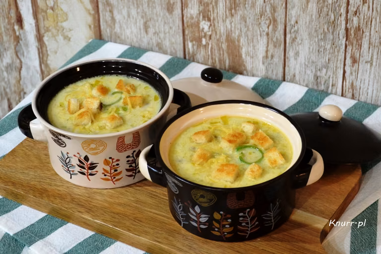 Zupa porowa z serkiem topionym i grzankami