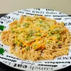 Pełnoziarniste fusilli z marchewką, groszkiem i papryką w sosie śmietanowym