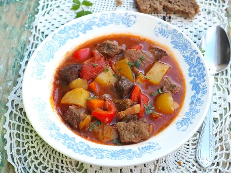 Zupa gulaszowa. Przepis krok po kroku.