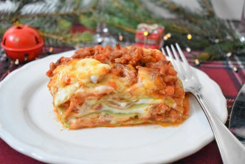 Tradycyjna włoska lasagne alla bolognese z domowym makaronem i sosem beszamelowym
