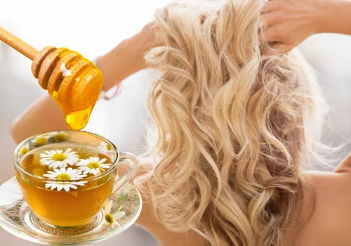 Zrób płukankę do włosów z rumianku i miodu. Naturalny blask i złote refleksy!