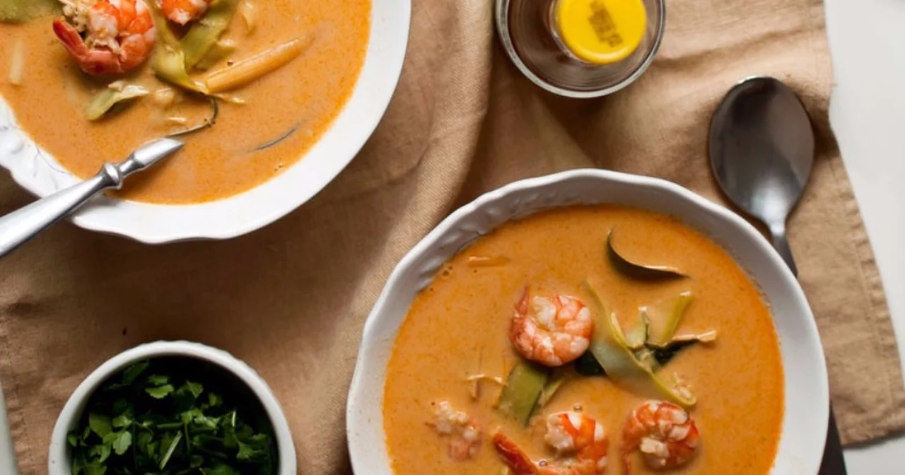 ekspresowa zupa czerwone curry z krewetkami i tagliatelle z cukinii