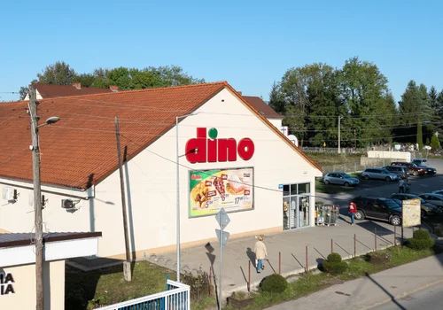 Dla jednych hit, dla innych szczyt obciachu! Dino wypuściło swoje klapki i zrobiło furorę w Internecie