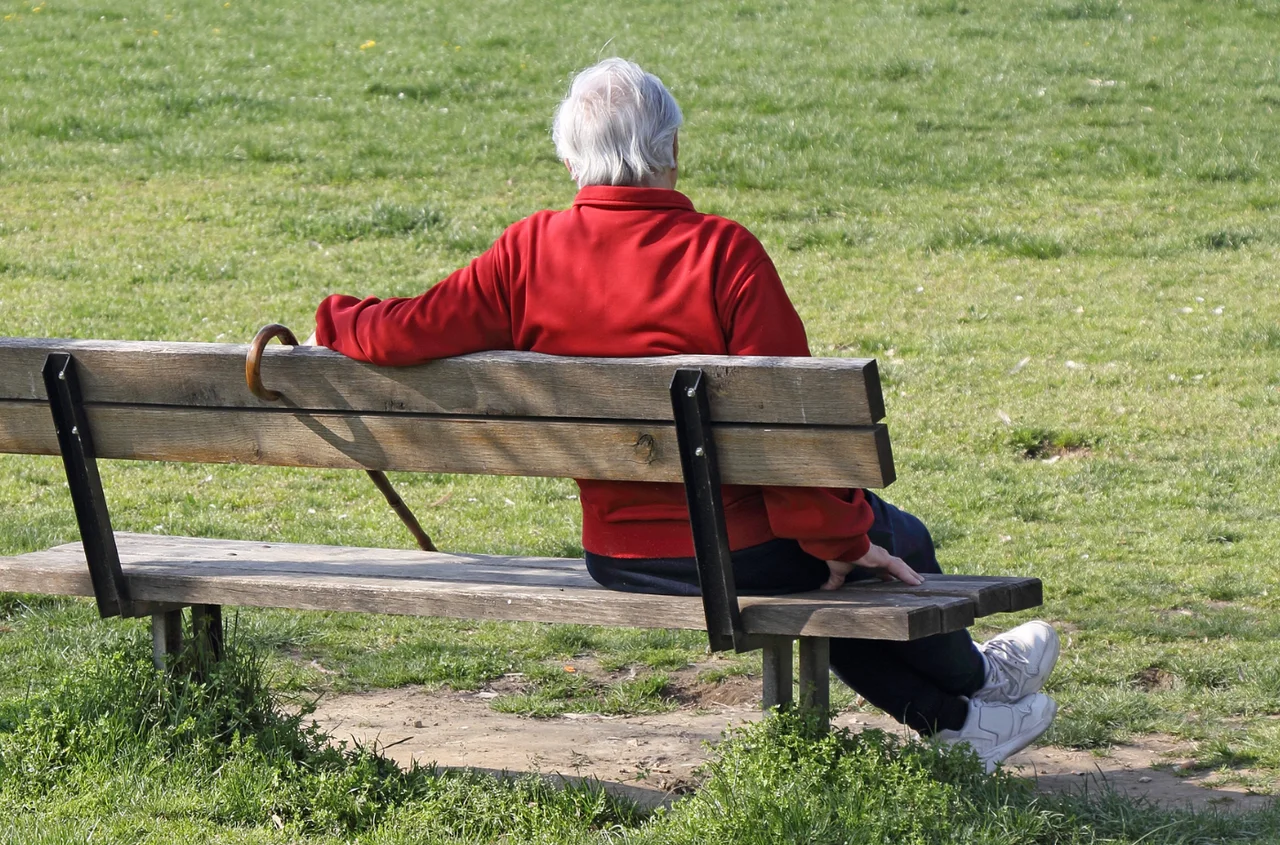 Tysiące seniorów nie dostanie w tym roku czternastki! Te osoby dostaną tylko połowę kwoty