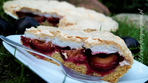 Tarta ze śliwkami i bezą