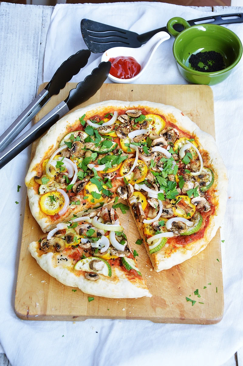 Pizza z cukinią i pieczarkami