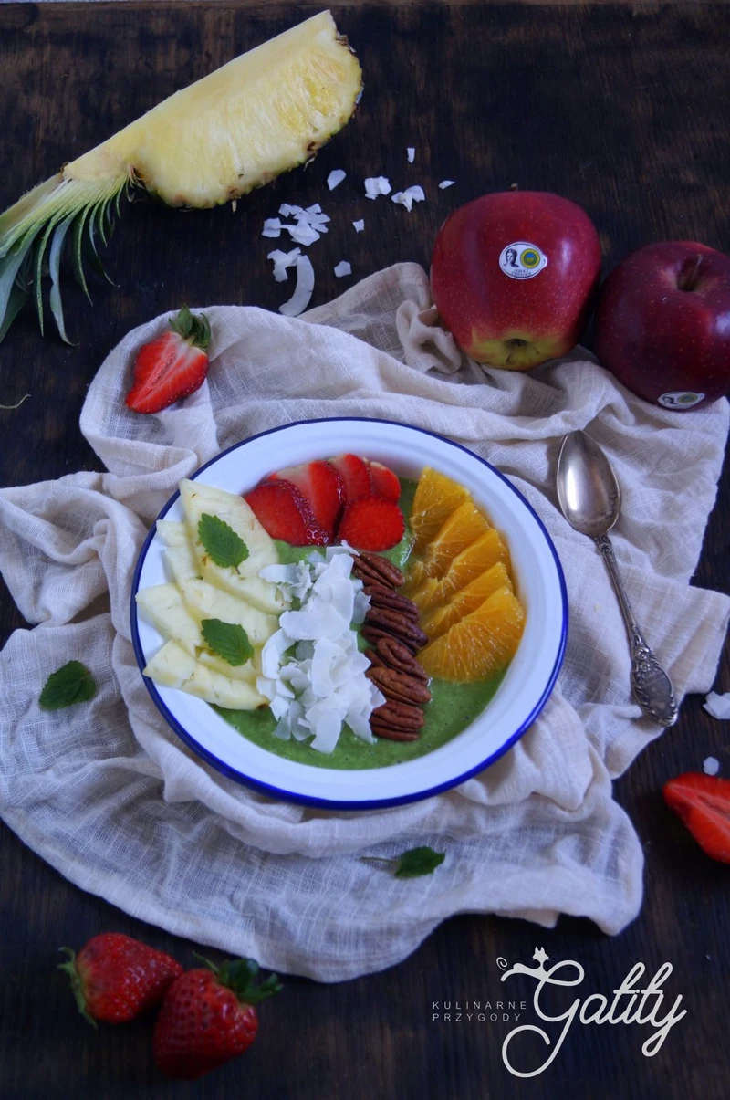 Jabłkowe smoothie bowl z truskawkami