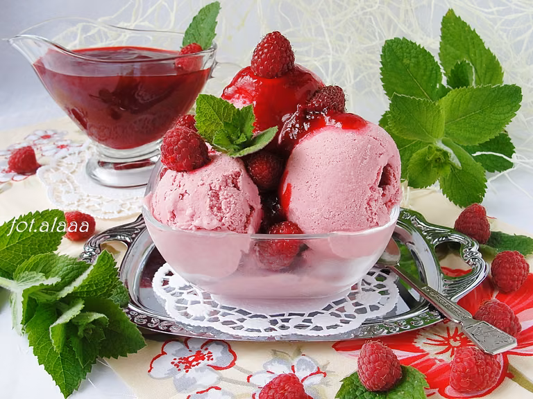Lody malinowe z sosem