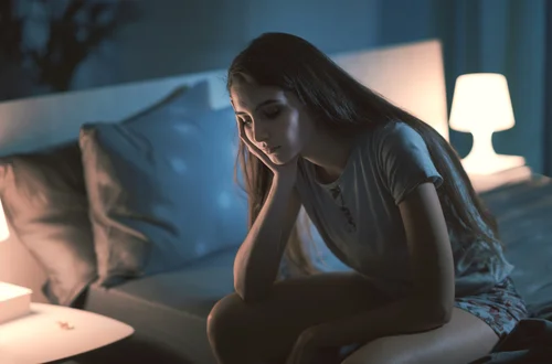 Budzisz się z lękiem i nie możesz zasnąć? Ten jeden niedobór witamin może być winny!