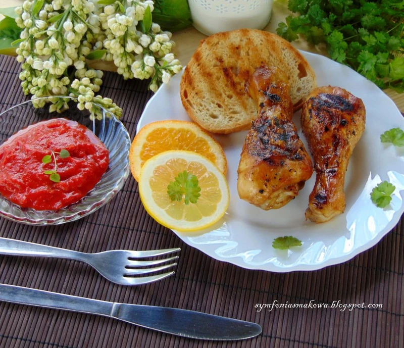 Grillowane podudzia z kurczaka z dipem paprykowym.
