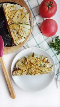 ZAPIEKANKA Z CUKINIĄ, KASZĄ JAGLANĄ I SEREM FETA